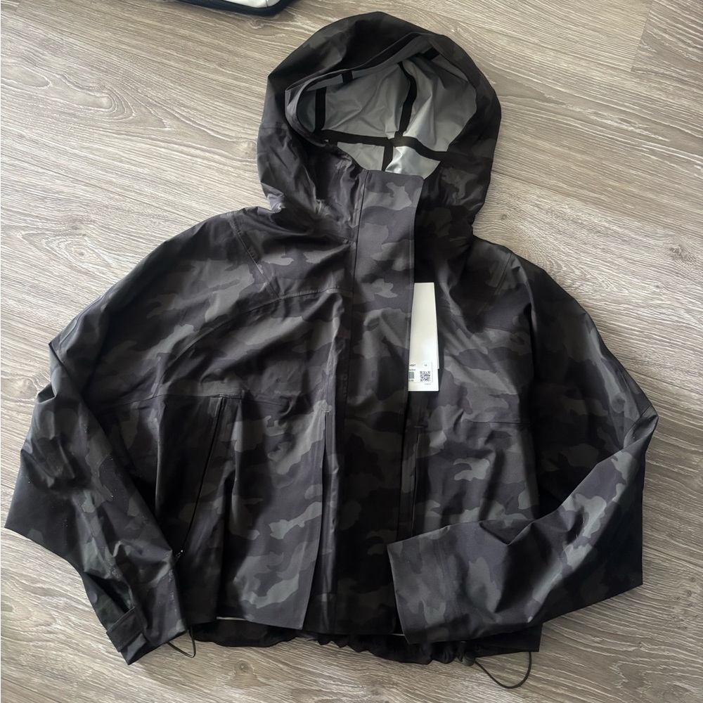 NWT LULULEMON RAIN CHASER JACKET SZ 10 CAMOUFLAGE